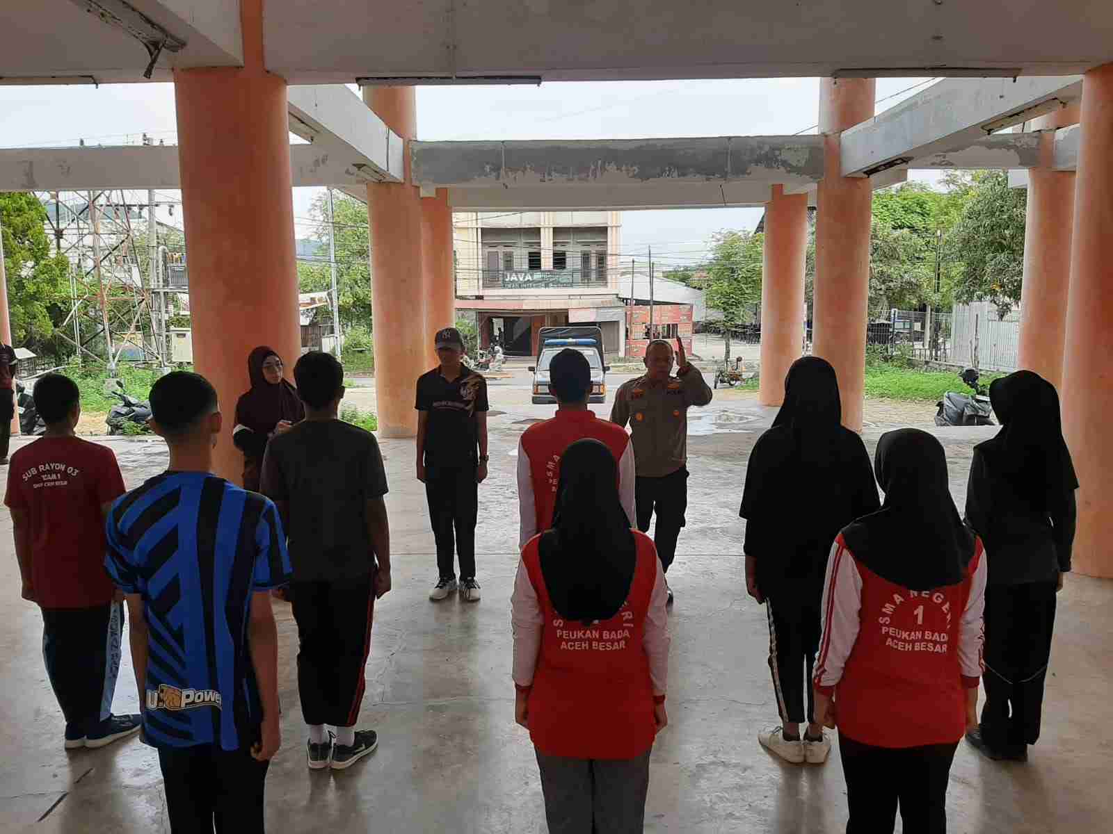 Personel Polsek Peukan Bada Latih Pelajar Persiapan Menjadi Paskibraka HUT RI ke-81 - Tribratanews Polresta Banda Aceh