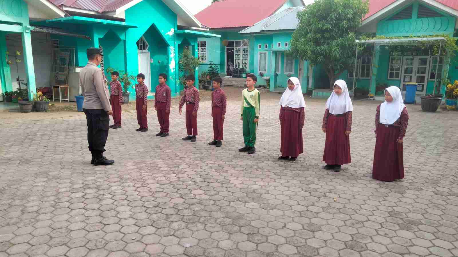 Kanit Binmas Polsek Ingin Jaya Saweu Sikula, Latih Siswa SDN Pagar Air Jadi Komandan Upacara - Tribratanews Polresta Banda Aceh