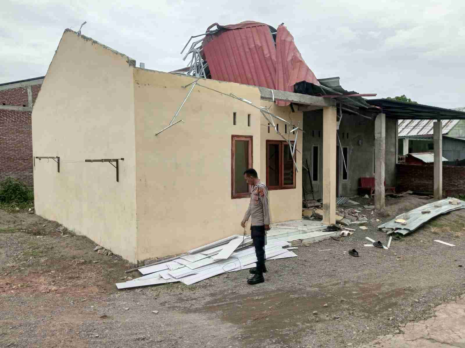 Polsek Peukan Bada Tanggap Bencana, Evakuasi dan Bantu Warga Usai Atap Rumah Diterjang Angin Kencang - Tribratanews Polresta Banda Aceh
