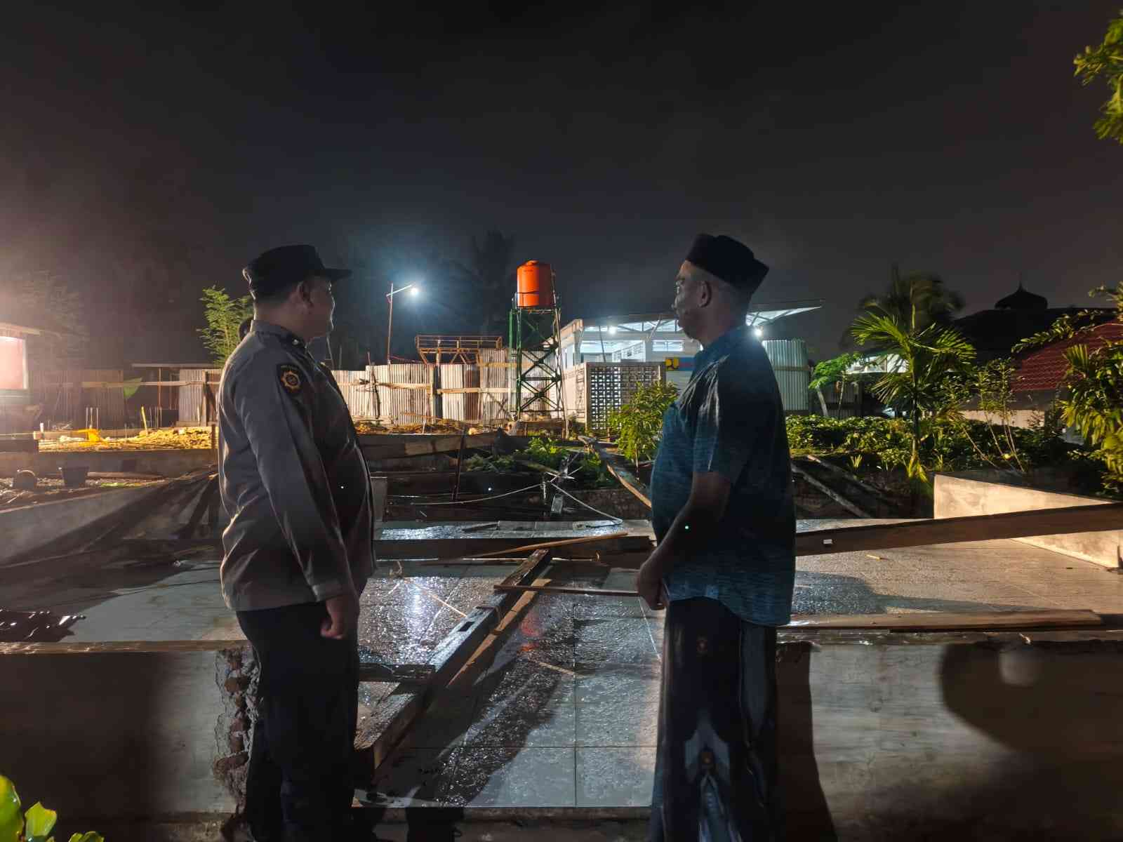 Angin Kencang Porak-porandakan Balai Pengajian, Polsek Darul Imarah Turunkan Personel Pantau Lokasi Kejadian