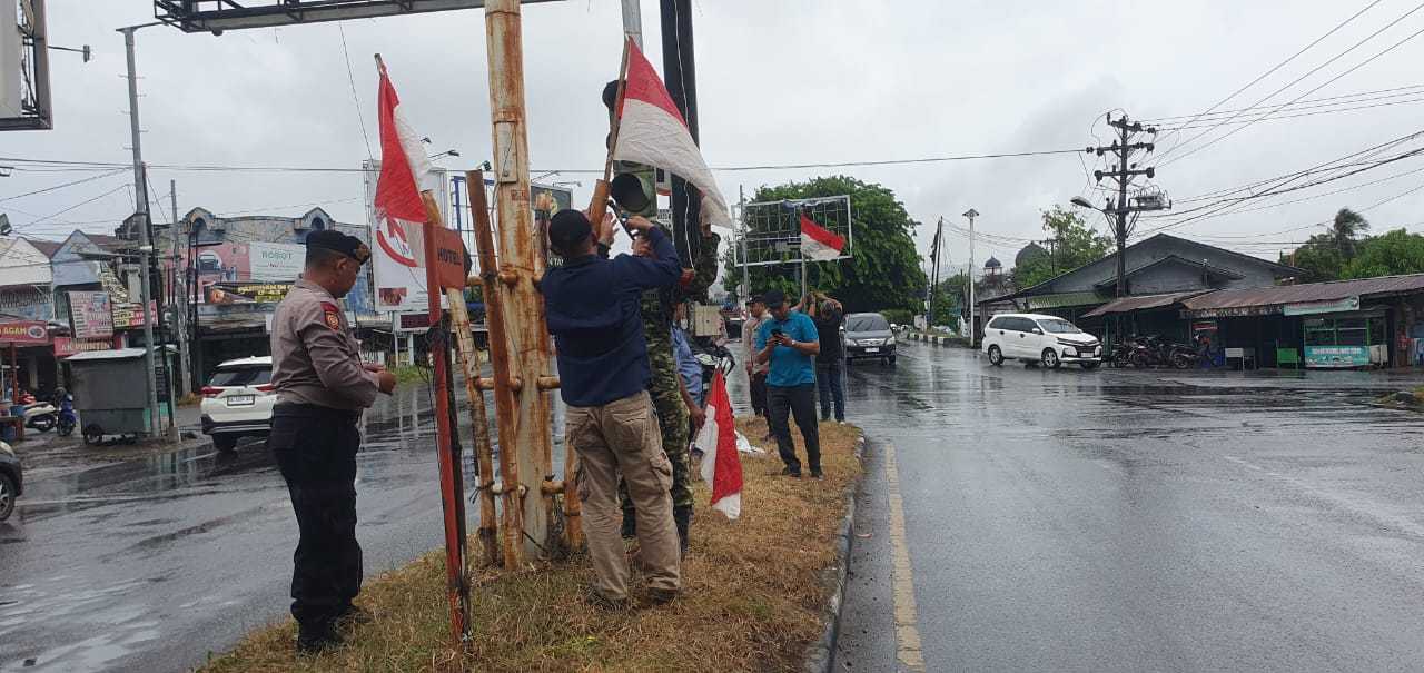 Bersama Muspika, Polsek Darul Imarah Meriahkan Jalan Utama dengan Bendera Merah Putih - Tribratanews Polresta Banda Aceh