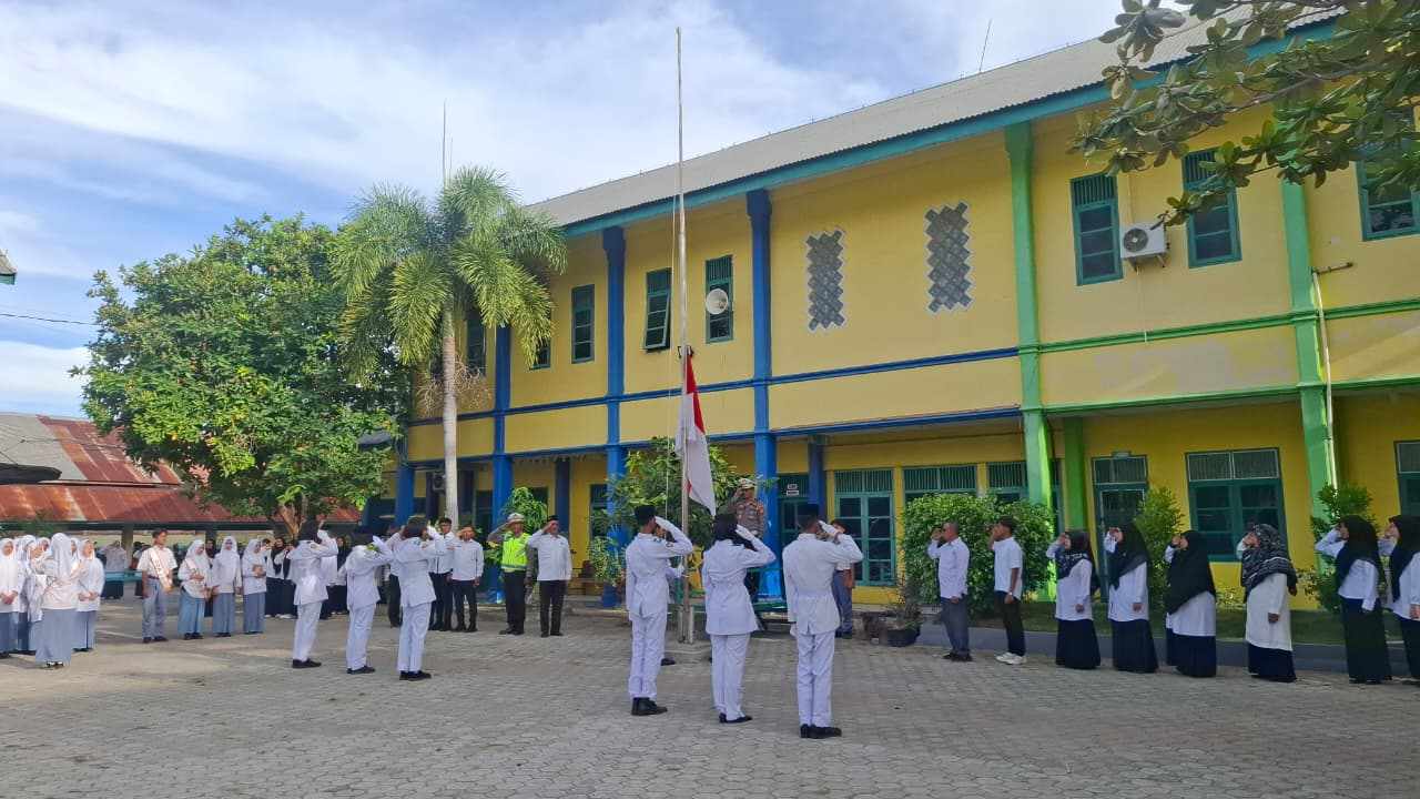 Jadi Pembina Upacara di MAN 3 Kota Banda Aceh, Kasatlantas Sampaikan Pesan Tertib Berlalu Lintas