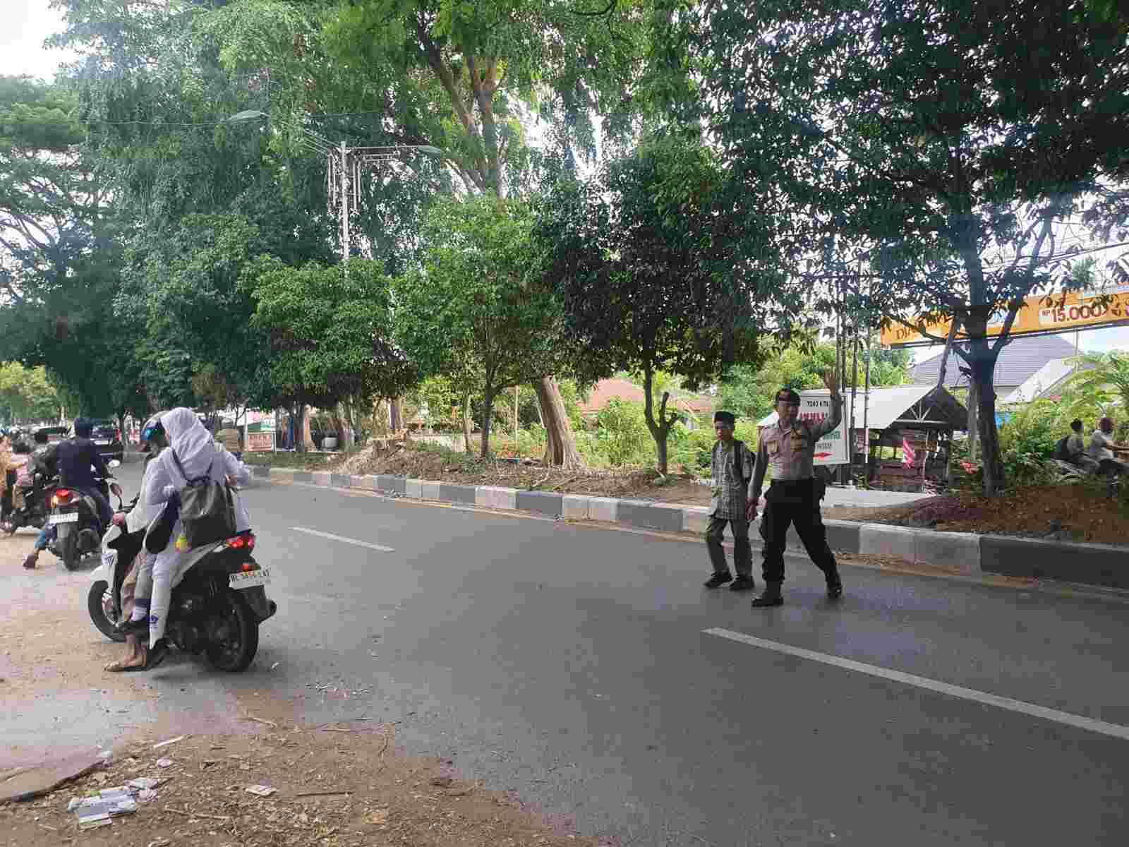 Polisi di Banda Aceh Jaga Keselamatan Anak Sekolah Saat Menyeberangi Jalan