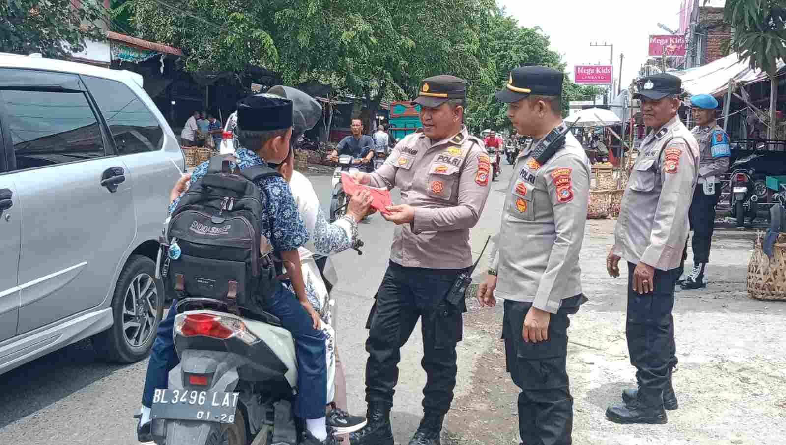 Polresta Banda Aceh Bagikan Ratusan Bendera Merah Putih untuk Warga