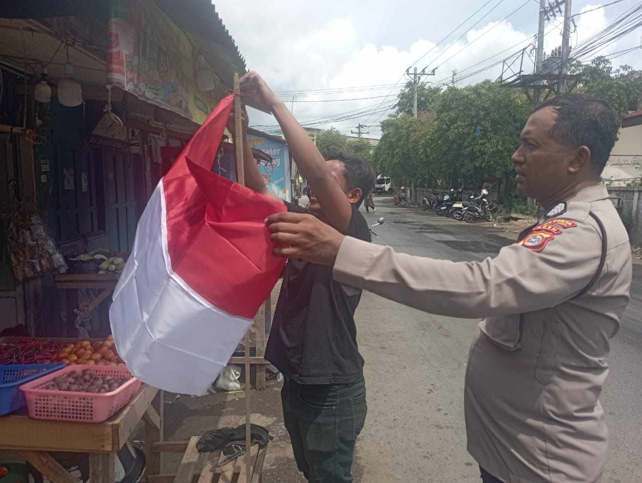 Polresta Banda Aceh Kembali Bagikan Bendera Merah Putih untuk Warga Melalui Polsek Jajaran - Tribratanews Polresta Banda Aceh