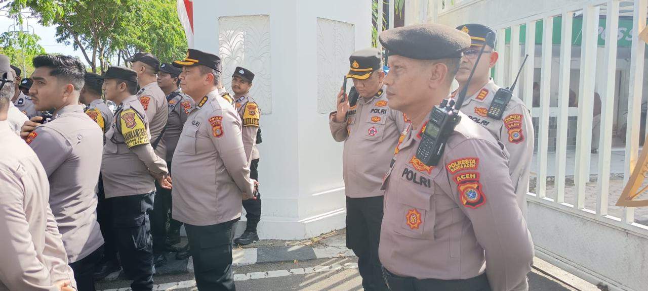 Plt Kapolresta Banda Aceh Bersama Personel Berikan Pelayanan Pengamanan Unras di Kantor Gubernur Aceh - Tribratanews Polresta Banda Aceh