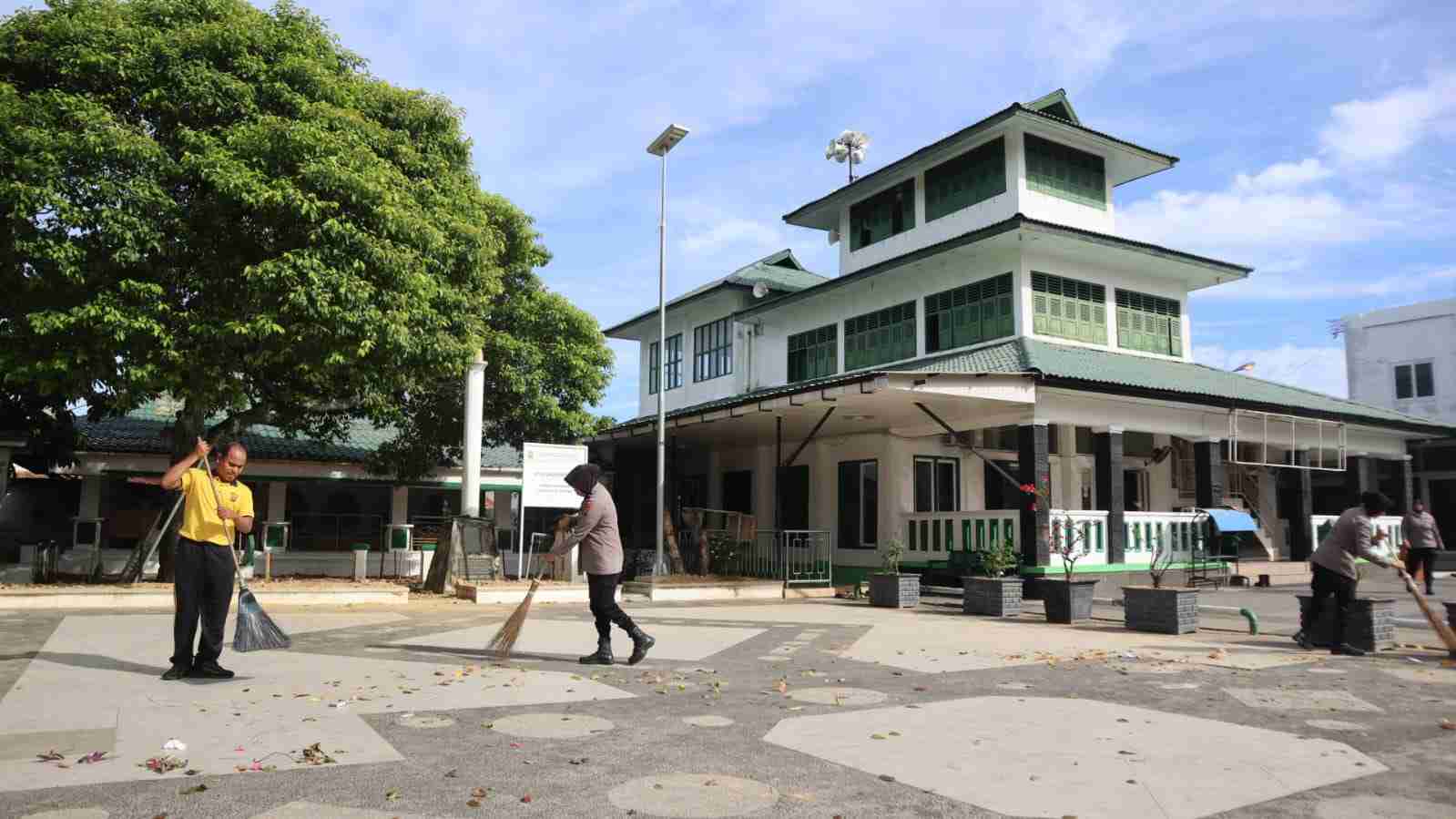 Sambut Peringatan Hari Kemerdekaan ke-81 RI, Polresta Banda Aceh Gelar Bakti Sosial di Sejumlah Masjid - Tribratanews Polresta Banda Aceh