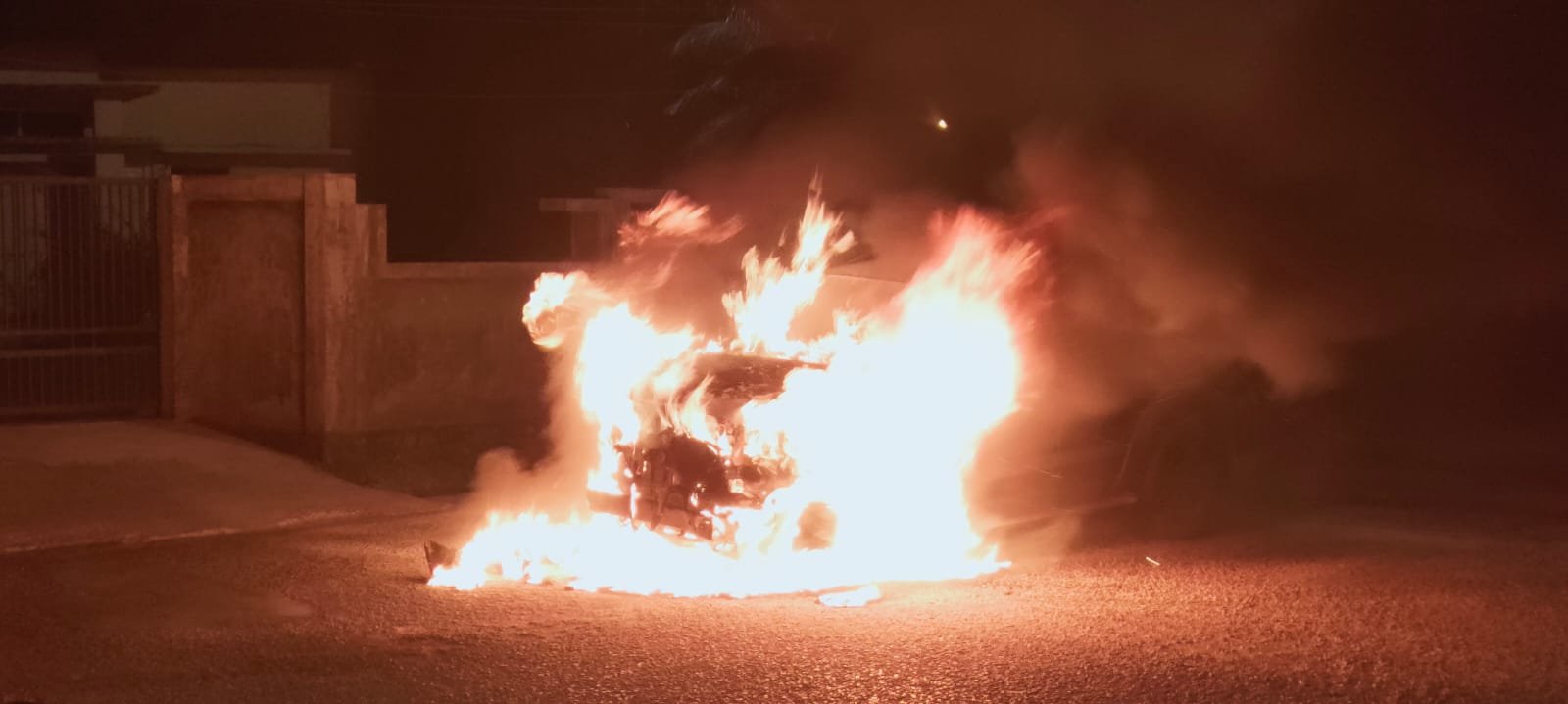 Mobil Fortuner Terbakar Saat Macet di Lamlagang, Polsek Banda Raya Bantu Hubungi Pemadam Kebakaran