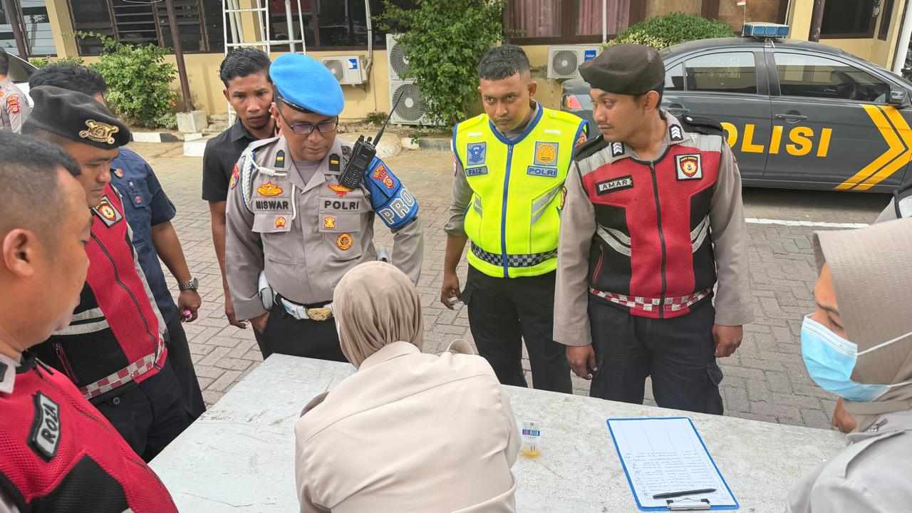 Upaya Mitigasi Penyalahgunaan Narkoba, Propam Polresta Banda Aceh Cek Urine Personel
