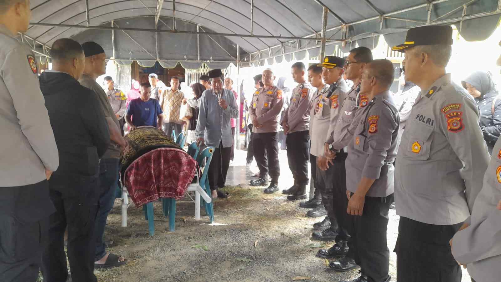 Pejabat Utama Polresta Banda Aceh Melayat ke Rumah Duka Aiptu Ade Hendra Saputra