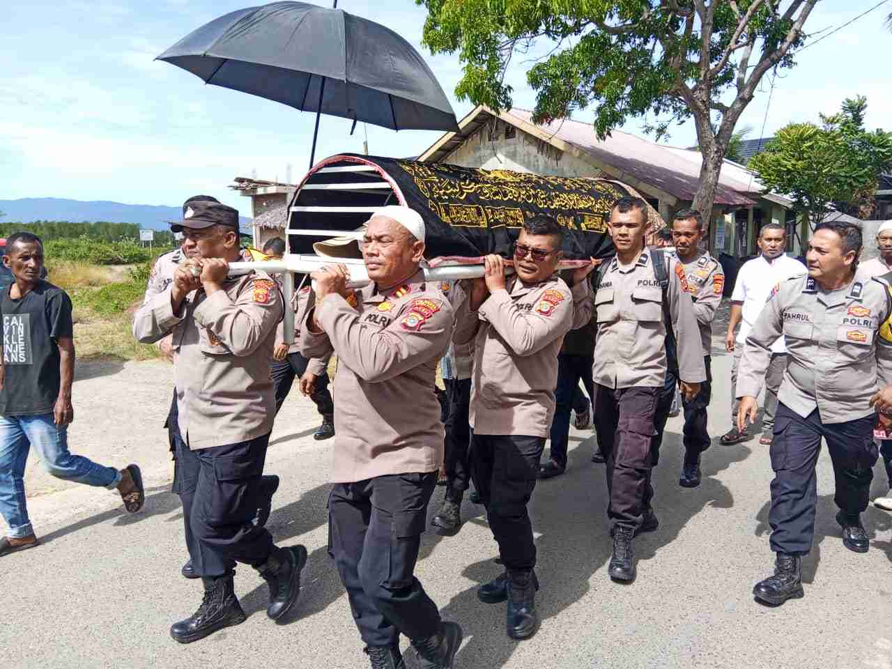 Kapolsek Peukan Bada dan Personel Usung Jenazah Aiptu Ade Hendra Saputra ke Peristirahatan Terakhir