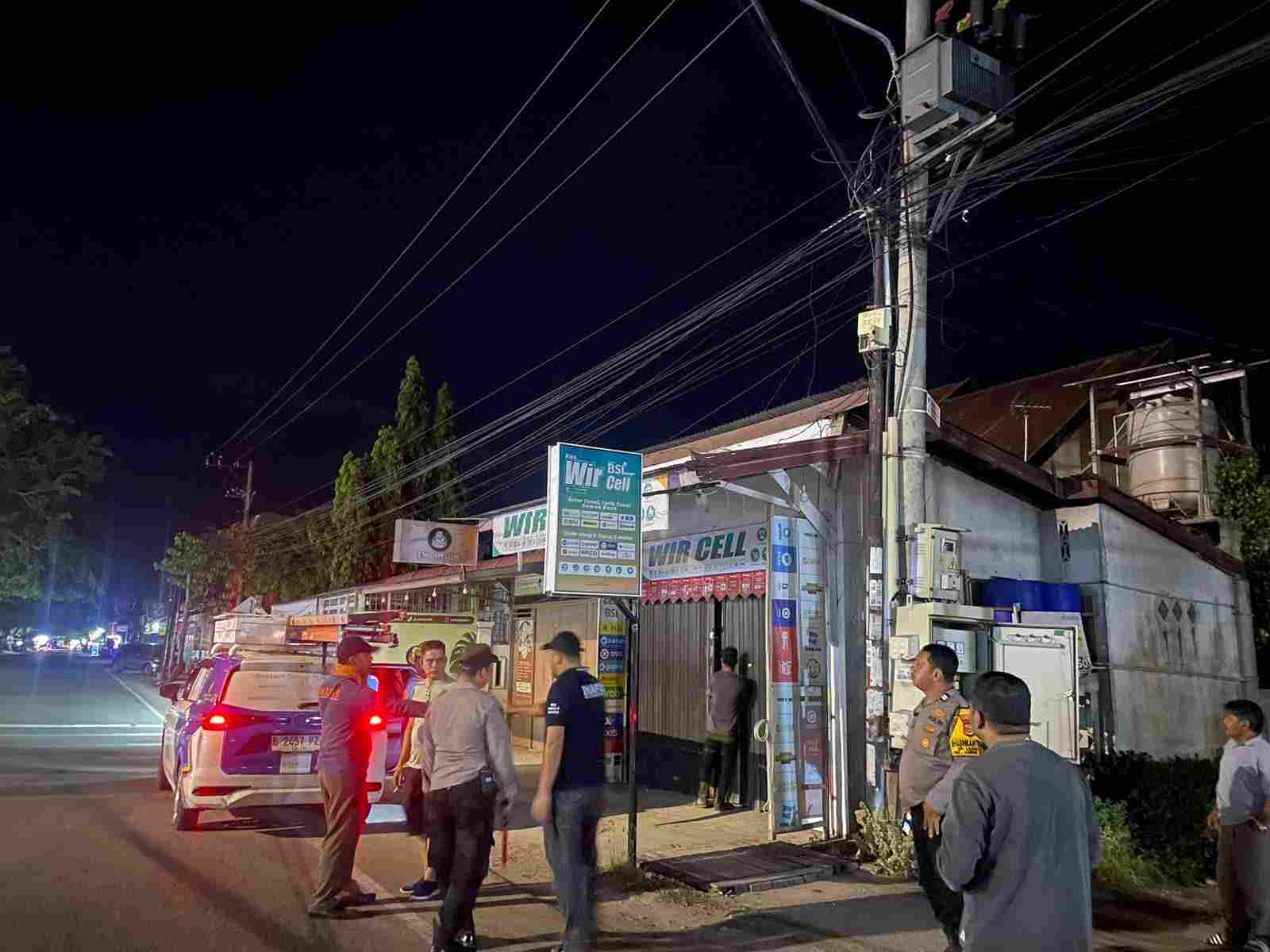 Unit Inafis Polresta Banda Aceh Olah TKP, Warga Panik Saluran Kabel PLN Terbakar