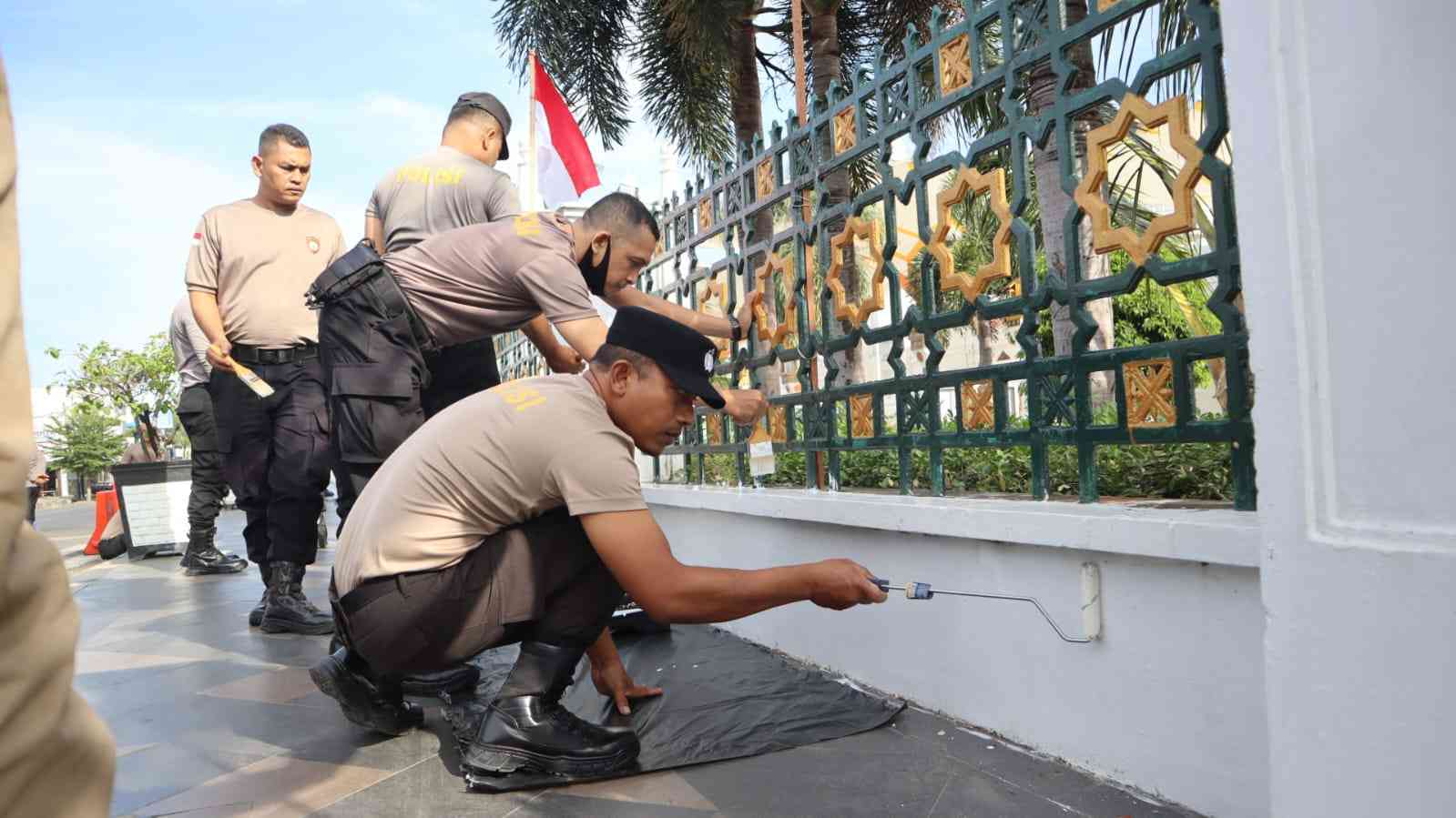Polresta Banda Aceh Bersihkan Area Masjid Raya Baiturrahman Pasca Peringatan Hari Damai Aceh ke-21