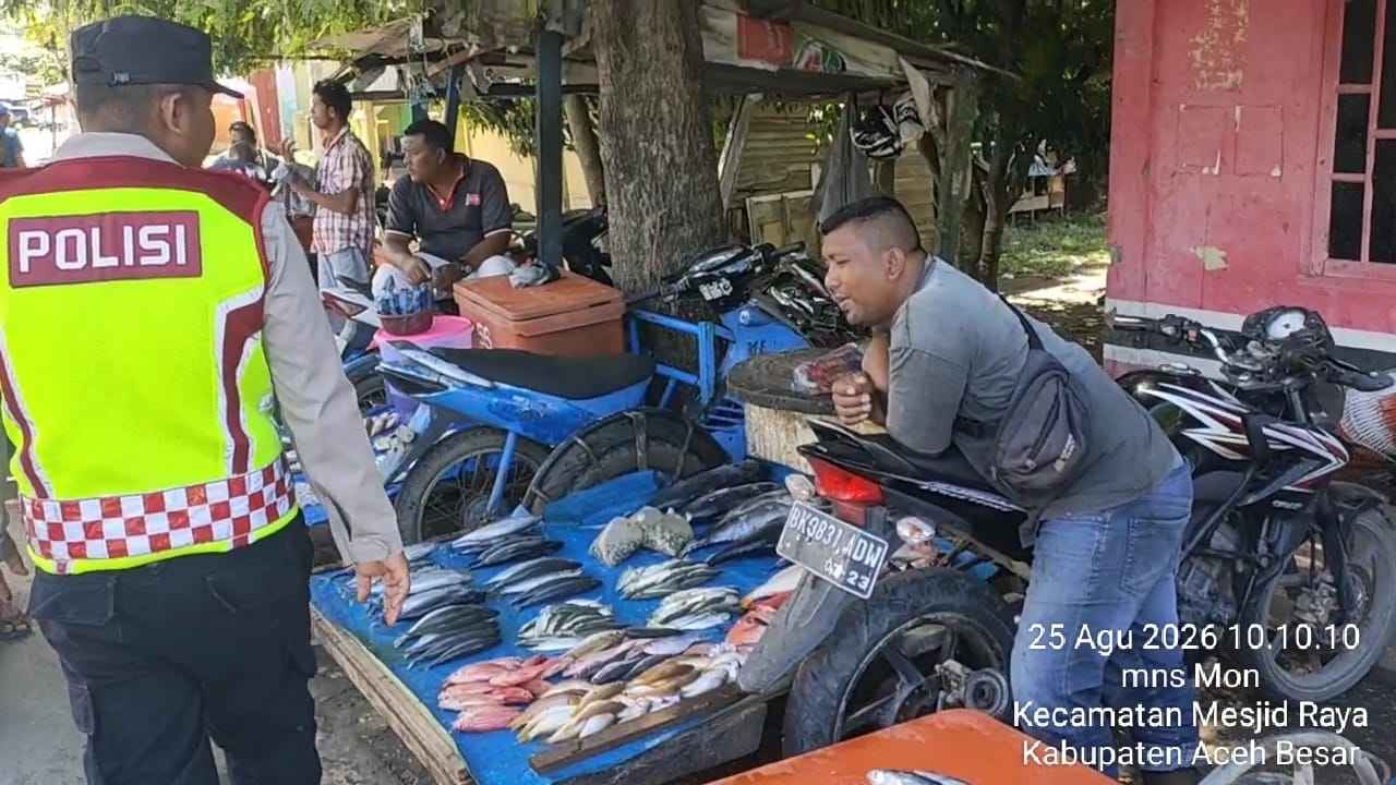Sambangi Pedagang Ikan, Polisi Sampaikan Imbauan Kamtibmas di Pasar Tradisional