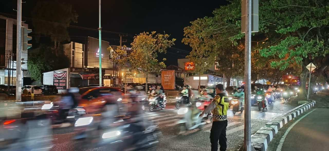 Berbagai Sudut Kota Banda Aceh, Polisi Gatur Lalin di Malam Weekend, Begini Manfaatnya