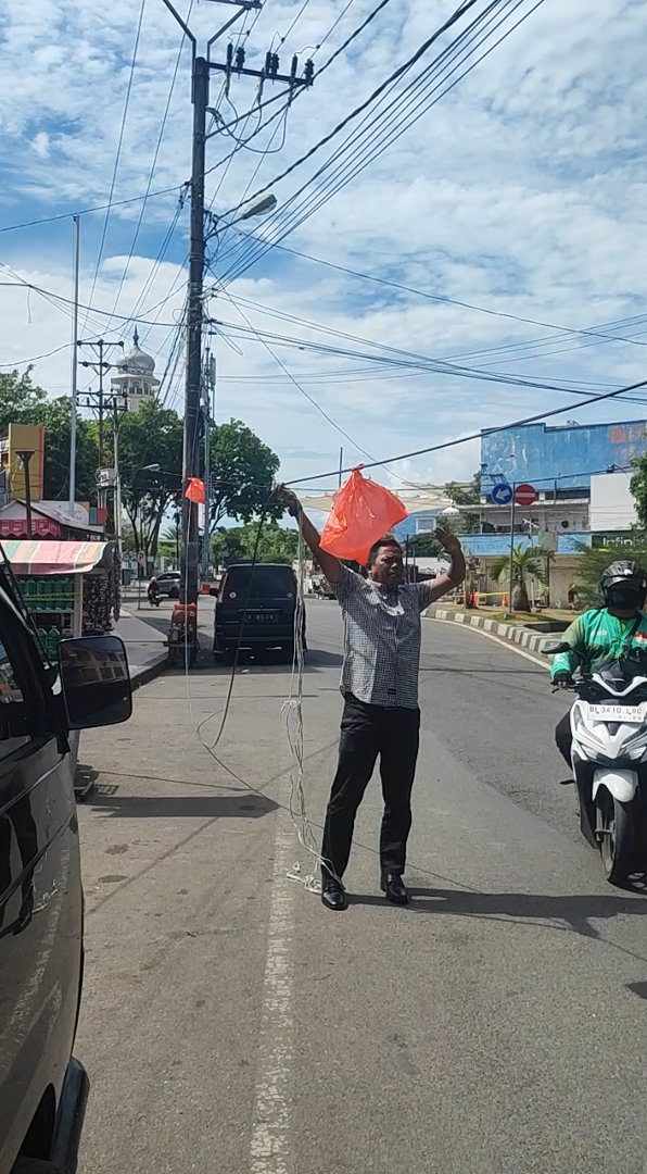 Sigap Bertindak, Polisi di Banda Aceh Amankan Kabel Listrik yang Membentang di Jalan Raya