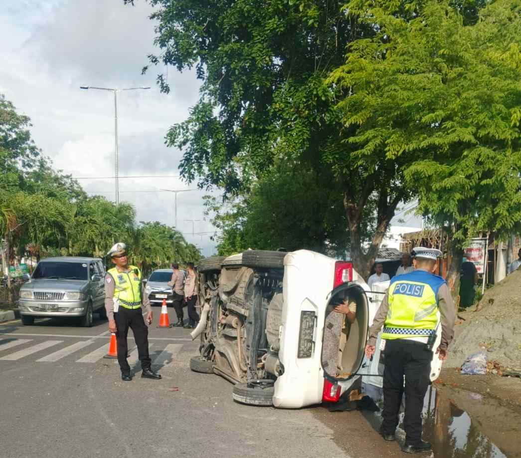 Polisi Tangani Perkara Honda Brio Terguling di Lambung, Dua Orang Luka  - Tribratanews Polresta Banda Aceh