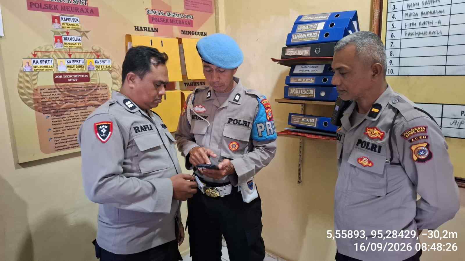 Cegah Judi Online dan Pinjol, Provos Polsek Meuraxa Cek HP Personel