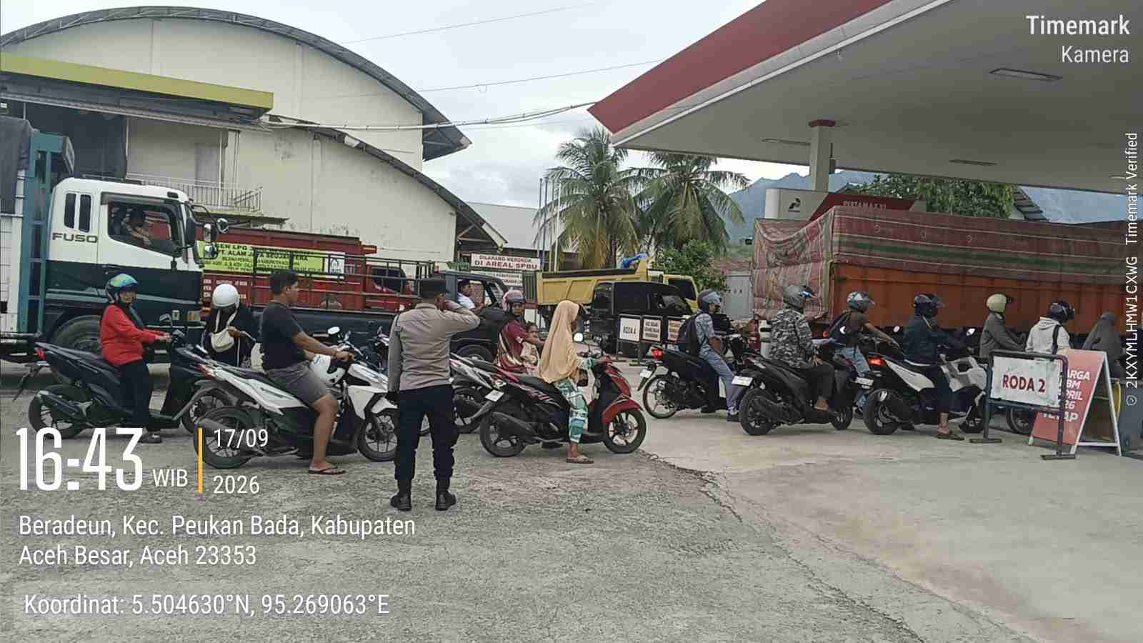 Antrean BBM Picu Kemacetan di SPBU, Polresta Banda Aceh Kerahkan Personel - Tribratanews Polresta Banda Aceh