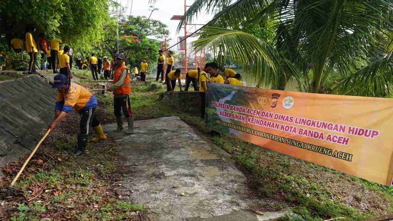 Polisi dan Pasukan Oranye Bersihkan Pinggiran Krueng Aceh dari Sampah
