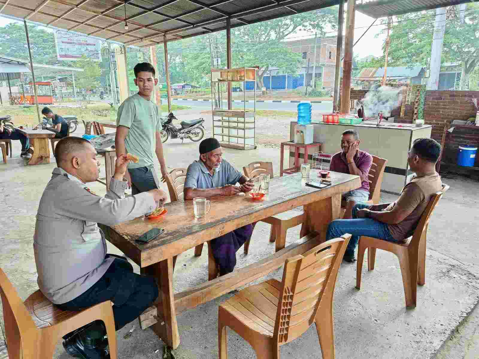 Polisi di Banda Aceh Berikan Imbauan Kamtibmas sambil Bercerita di Meja Kopi