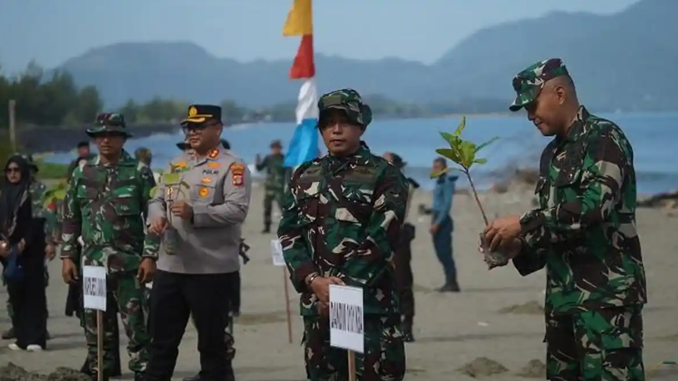 Wakapolresta Banda Aceh Tanam Pohon, Bersihkan Pesisir Pantai Nol Kilometer