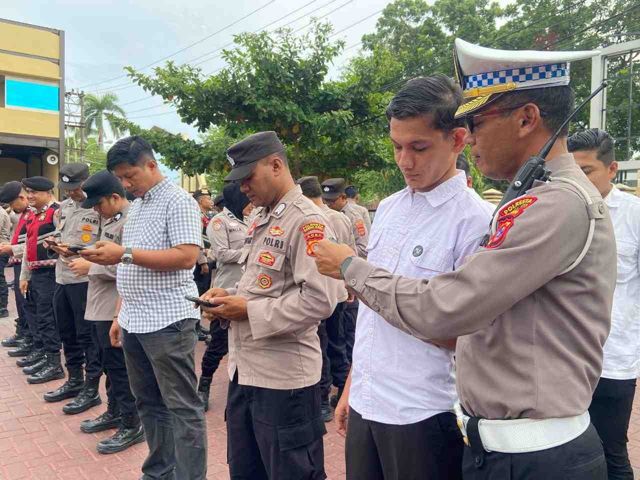 Perwira Polresta Banda Aceh Cek HP Personel, Awasi Penggunaan Media Sosial