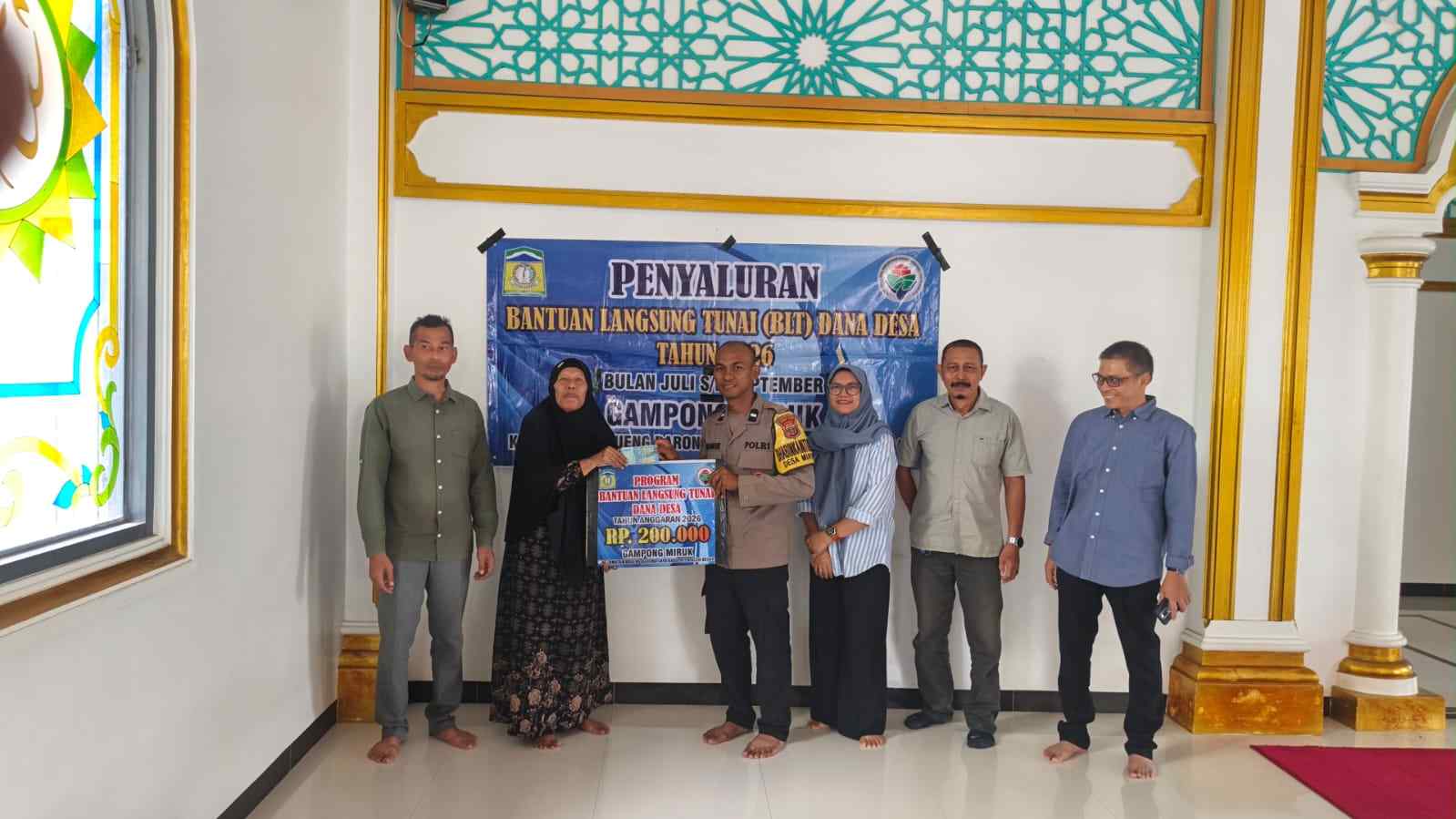 Bhabinkamtibmas Awasi Penyaluran BLT Dana Desa di Krueng Barona Jaya 