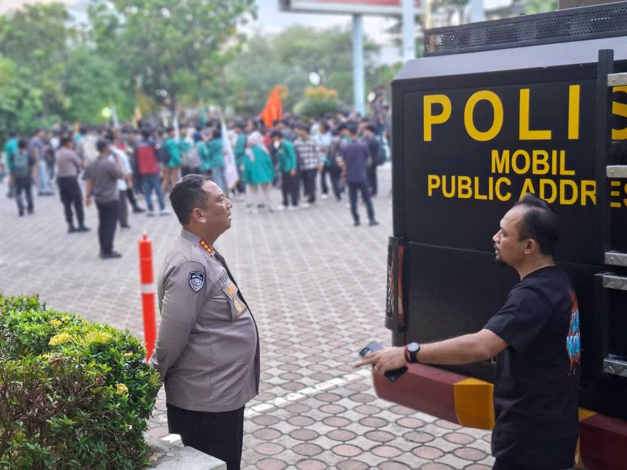 Polisi Beri Pelayanan Humanis kepada Massa Aksi AMPA di Kantor DPRA
