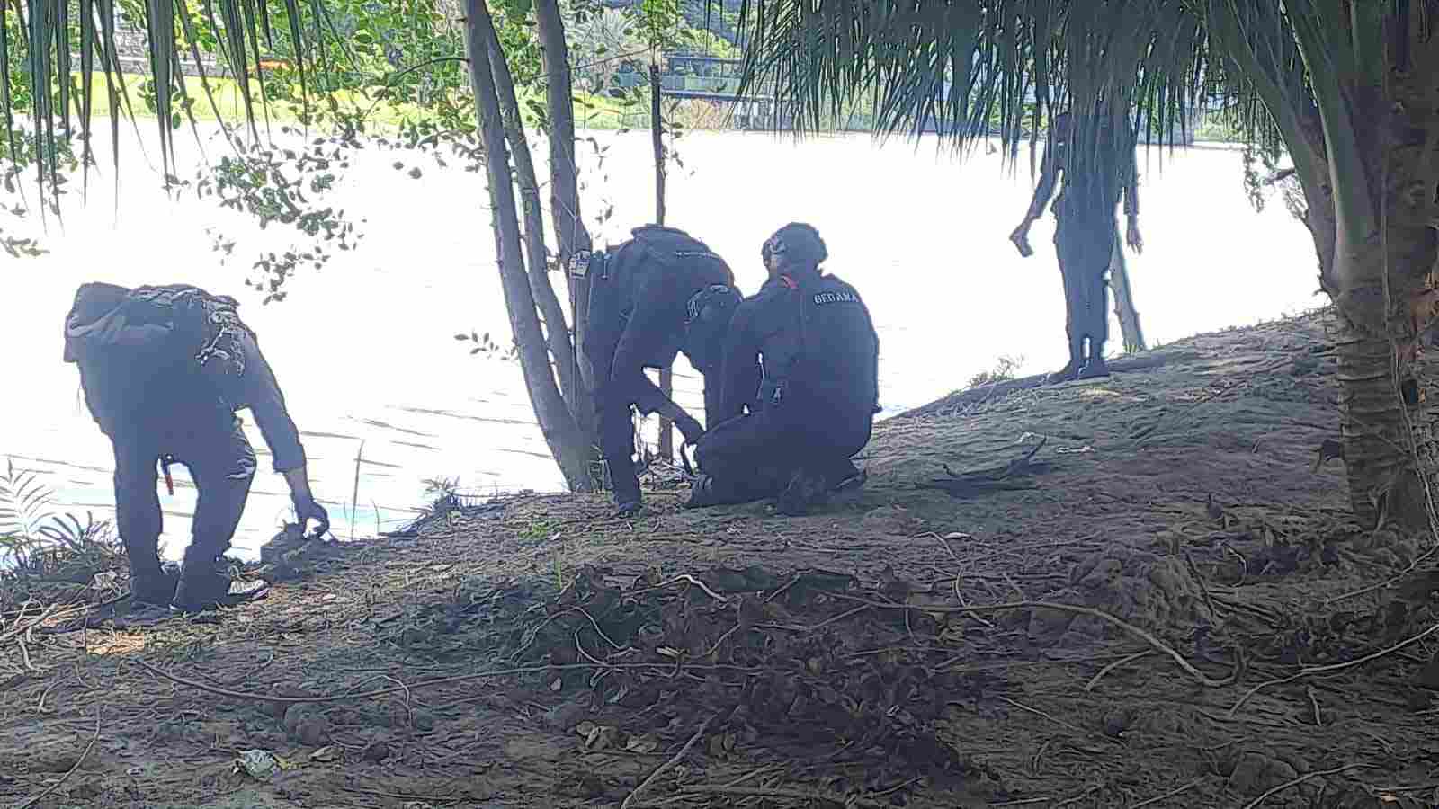 Unit Jibom Detasemen Gegana Satuan Brimob Polda Aceh Evakuasi Benda Diduga Bahan Peledak