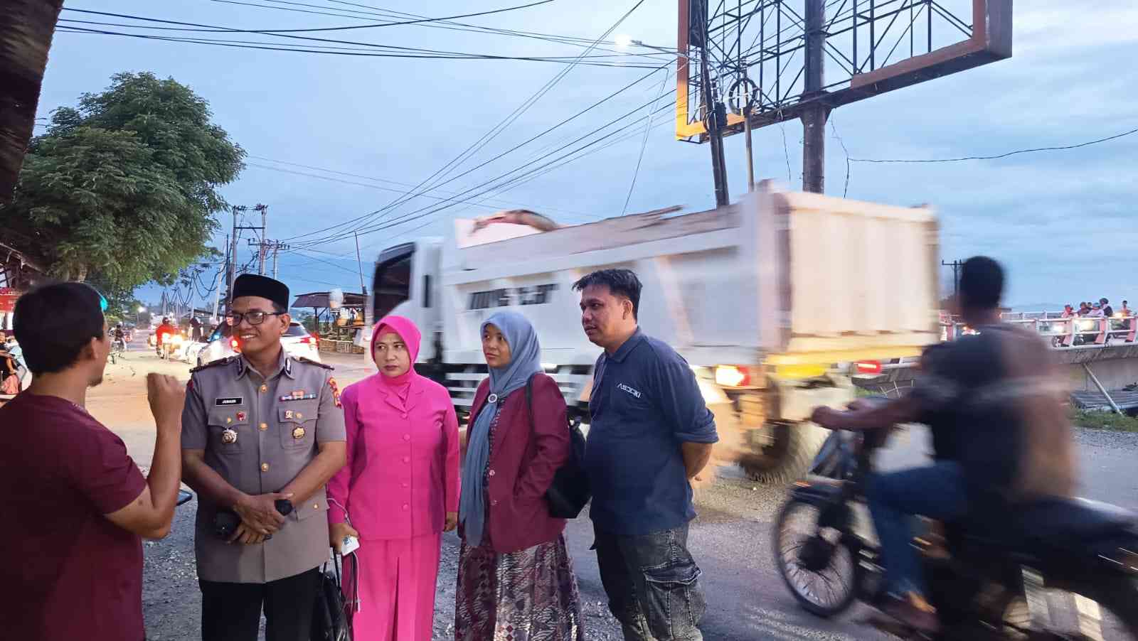 Kapolsek Kuta Baro Iptu Dr. Junaidi Bersama Dekan FH Unaya Dr. Siti Tinjau Lokasi Rawan Kemacetan dan Gangguan Kamtibmas
