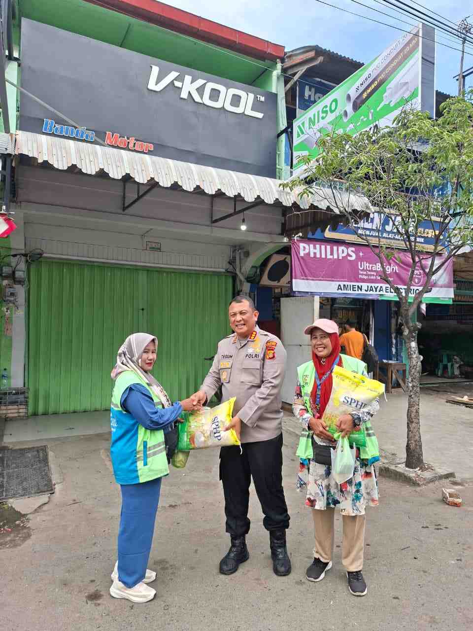 Wujud Kepedulian Kapolresta Banda Aceh, Juru Parkir Wanita Dapat Bantuan Beras