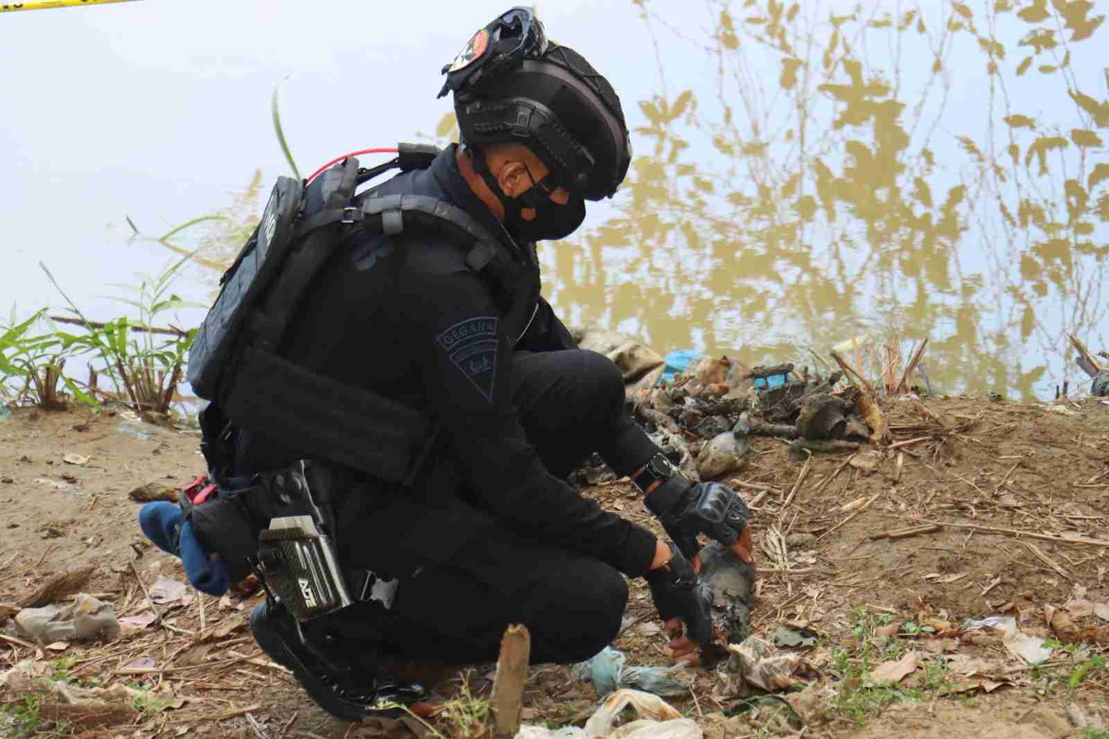 Jihandak Brimob Evakuasi Mortir dari Pinggir Krueng Aceh, Dibawa ke Peukan Bada untuk Disposal