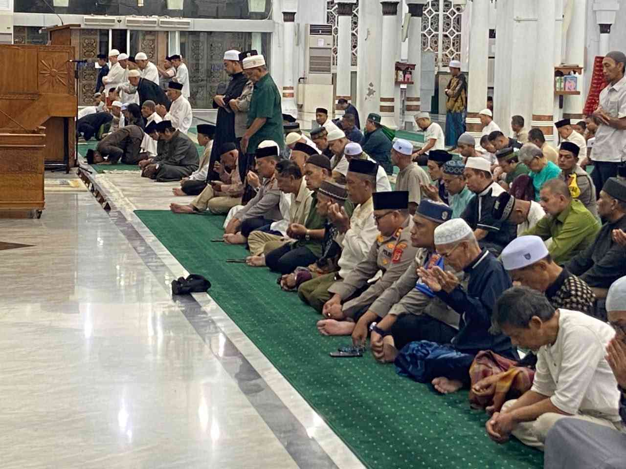 Personel Polresta Banda Aceh Shalat Subuh Berjamaah di Masjid Raya Baiturrahman