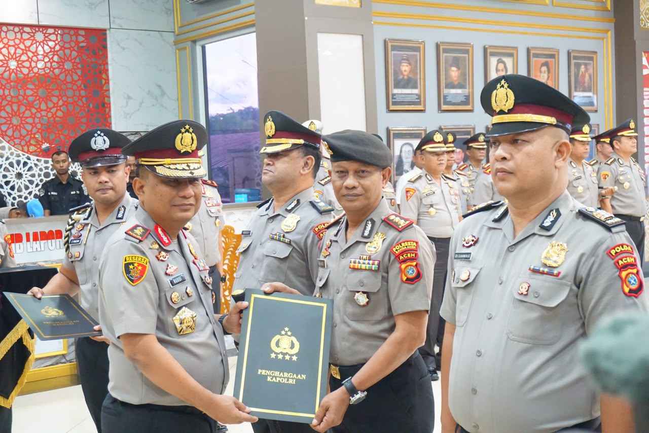 Empat Personel Polresta Banda Aceh Terima Kenaikan Pangkat Luar Biasa dari Kapolri