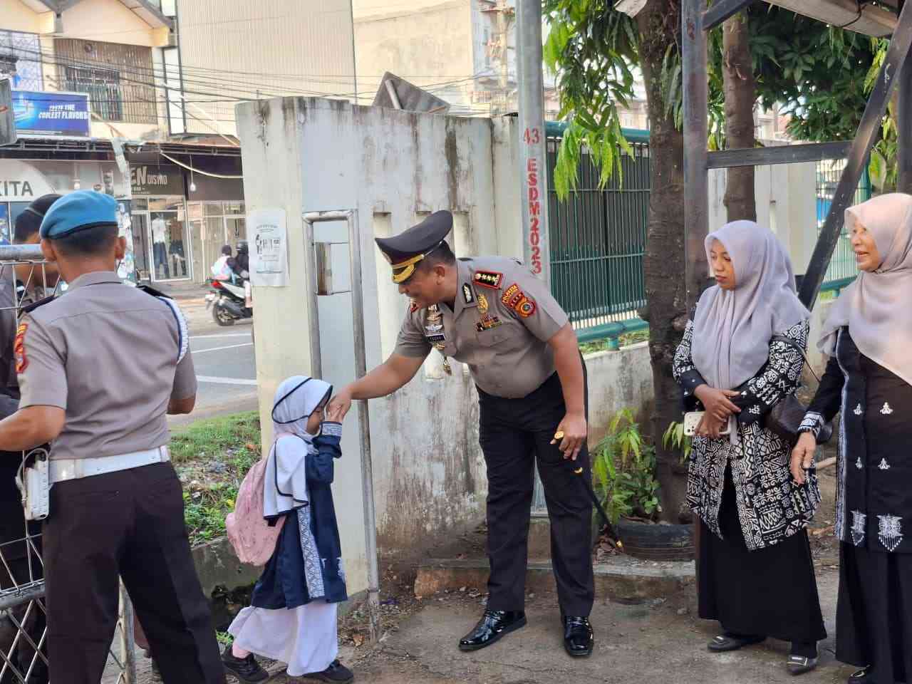 Sambut Siswa dengan Senyum dan Jabat Tangan, Kapolresta Banda Aceh Tunjukkan Sosok Polisi Sahabat Anak