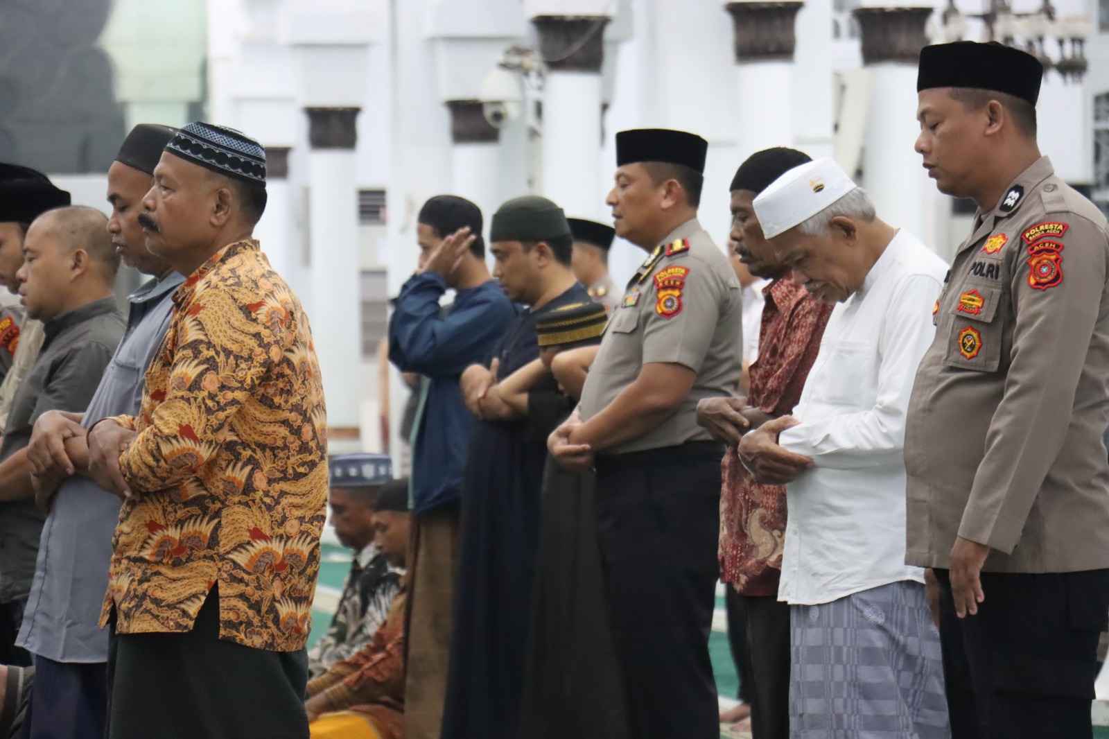Pererat Silaturahmi dan Kedekatan dengan Masyarakat, Kapolresta Banda Aceh Laksanakan Shalat Subuh Berjamaah