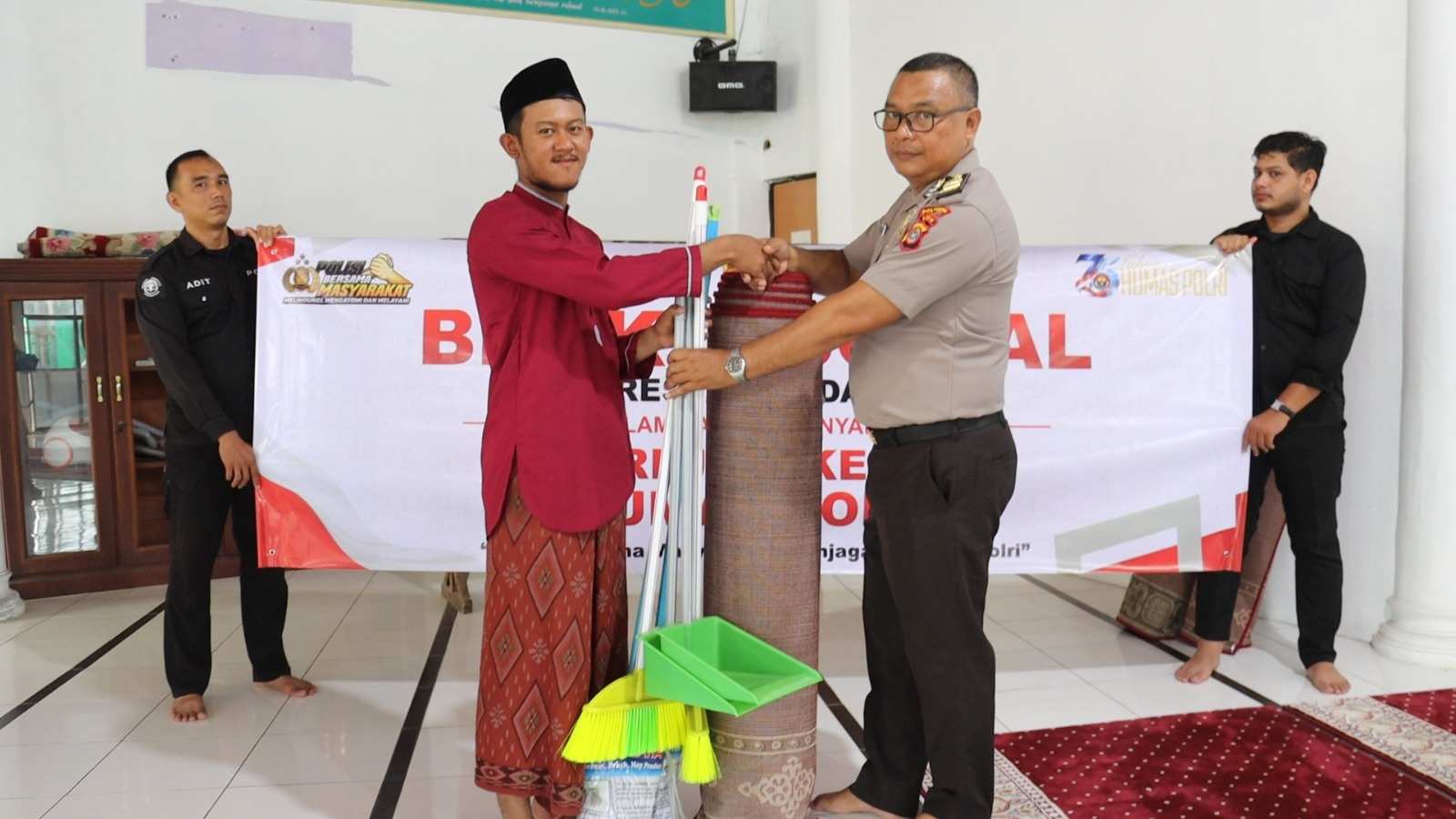 Sambut HUT Ke-75 Humas Polri, Polresta Banda Aceh Bersihkan Masjid Babuttaqwa dan Serahkan Alat Kebersihan