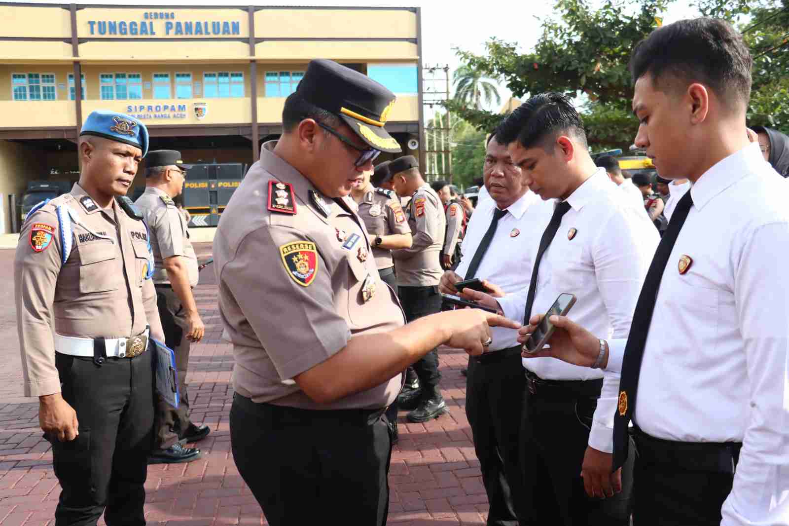 Pastikan Respons Cepat Laporan Masyarakat, Wakapolresta Banda Aceh Cek Aplikasi Petugas 110 Milik Personel