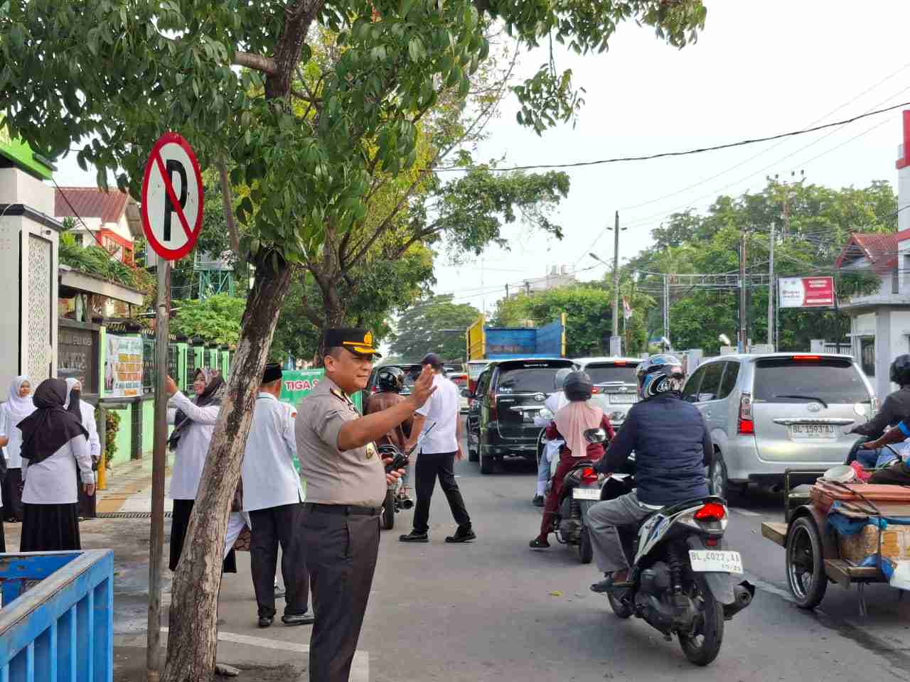Turun Langsung Atur Lalu Lintas di Depan Sekolah, Kapolresta Banda Aceh Pastikan Kelancaran Aktivitas Warga