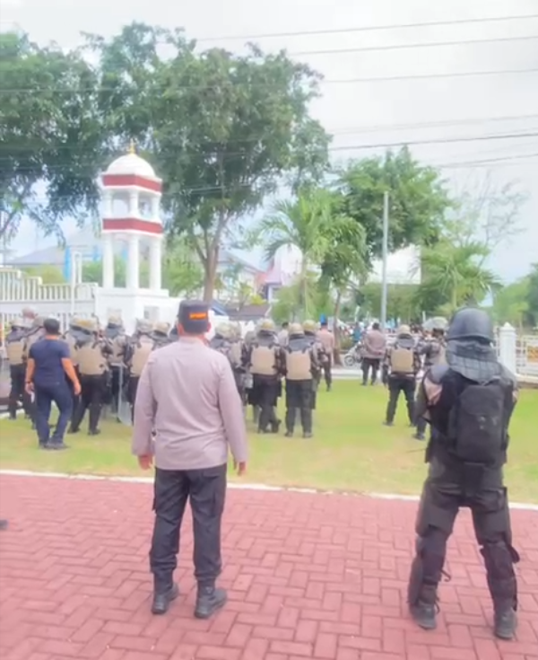 Polisi Gaungkan Shalawat Badar Saat Aksi Unjuk Rasa di Kantor Gubernur Aceh Memanas