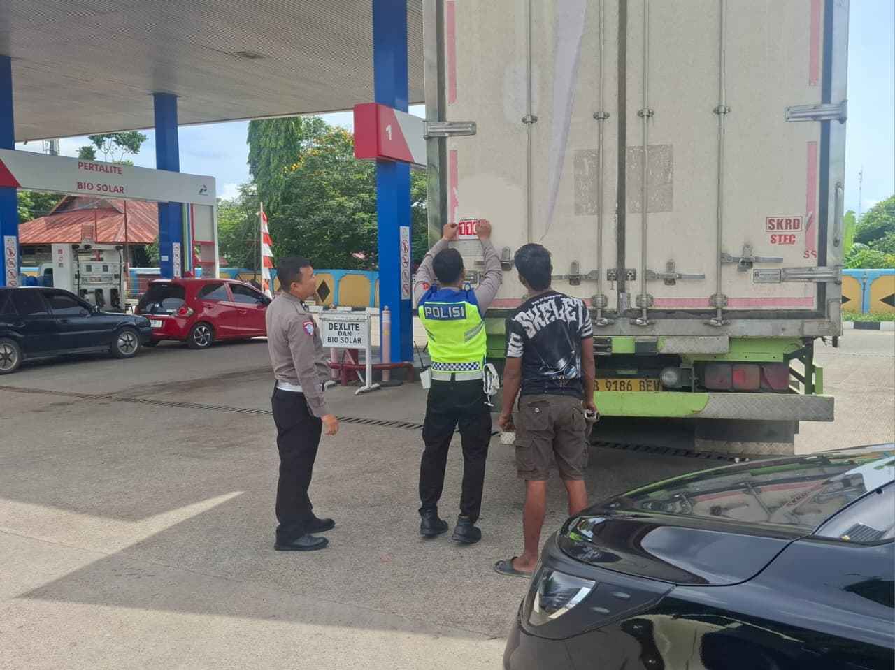 Satlantas Polresta Banda Aceh Pasang Stiker Layanan Polisi 110 di SPBU, Sekaligus Pantau Antrean BBM