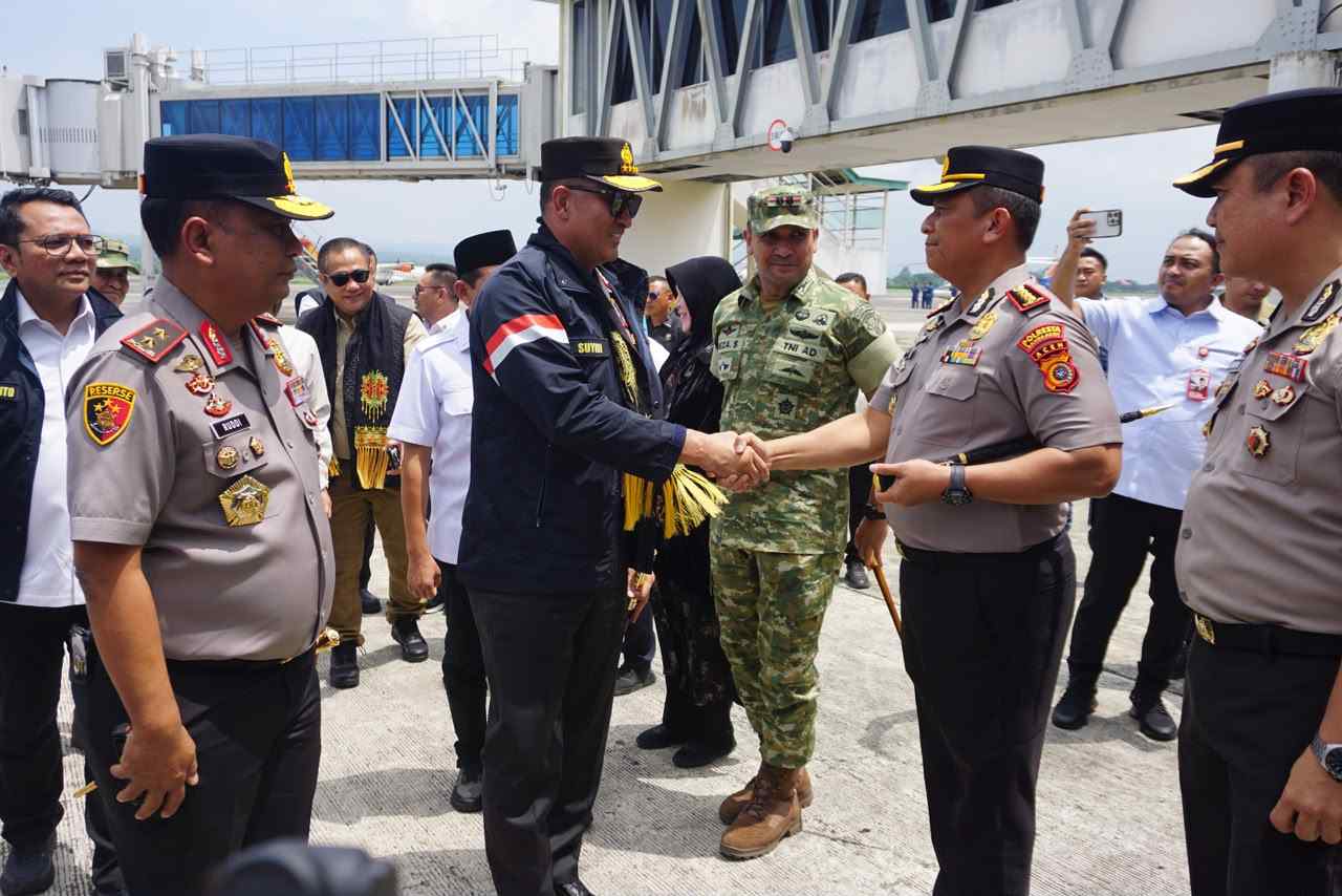 Kapolresta Banda Aceh Sambut Kedatangan Kapolri di Bandara Sultan Iskandar Muda