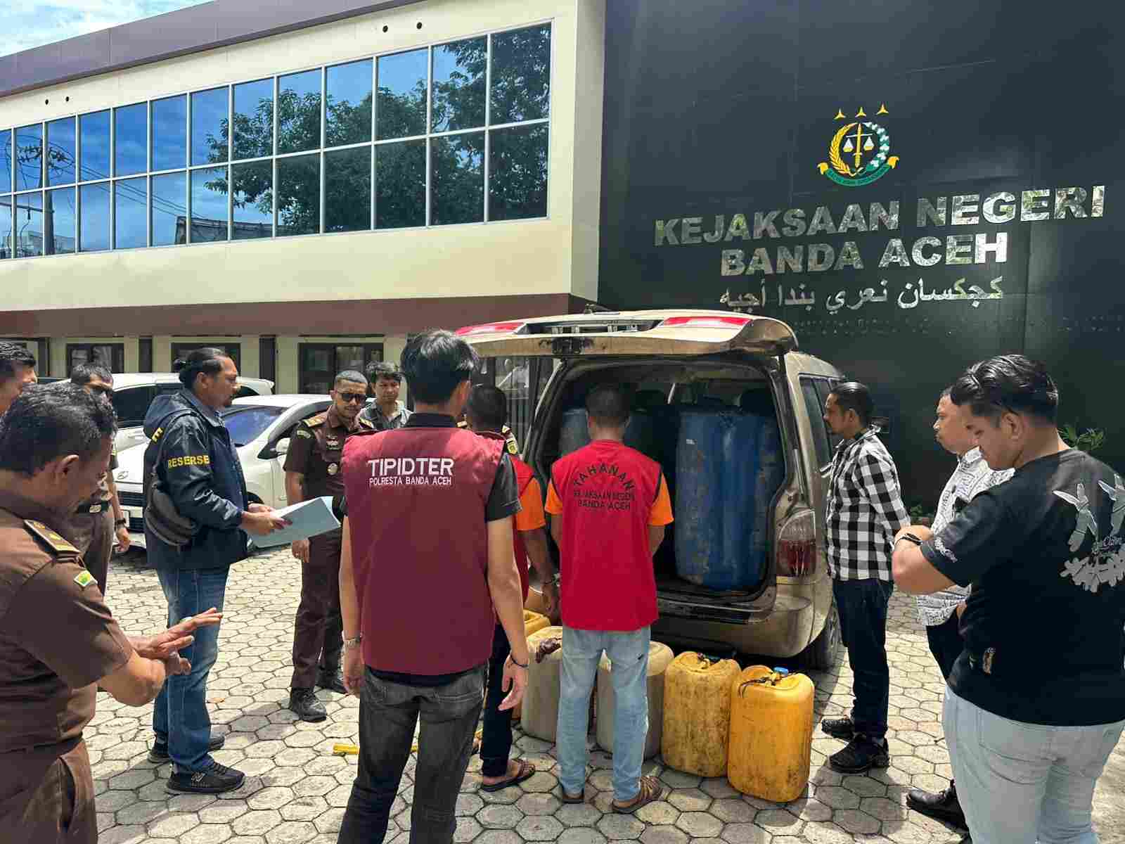 Pelaku Penimbun BBM Subsidi 600 Liter Diserahkan ke Jaksa oleh Penyidik Polresta Banda Aceh